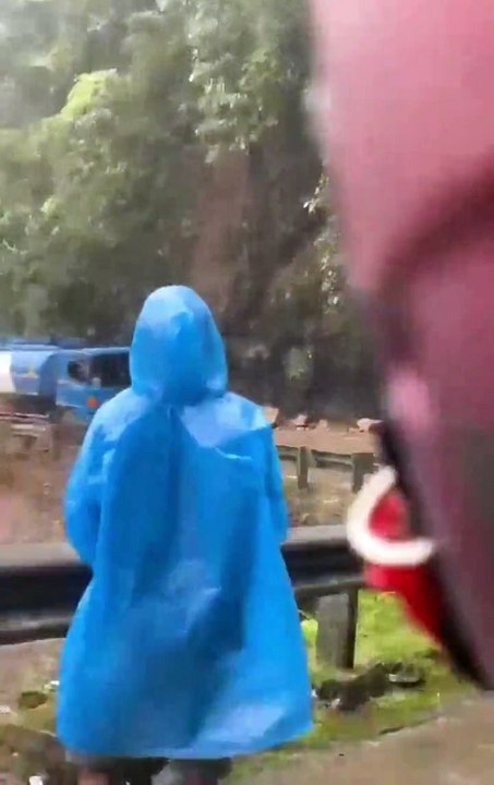 Ce camion évite un glissement de terrain de justesse... bon karma