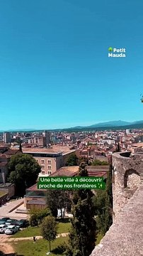 La ville de Gérone et ses merveilles ✨ Plongez au cœur de l'âme catalane en découvrant la ville enchanteresse de Gérone, où chaque coin raconte une histoire millénaire. Déambulez dans son dédale de ruelles médiévales, où les pierres témoignent du p