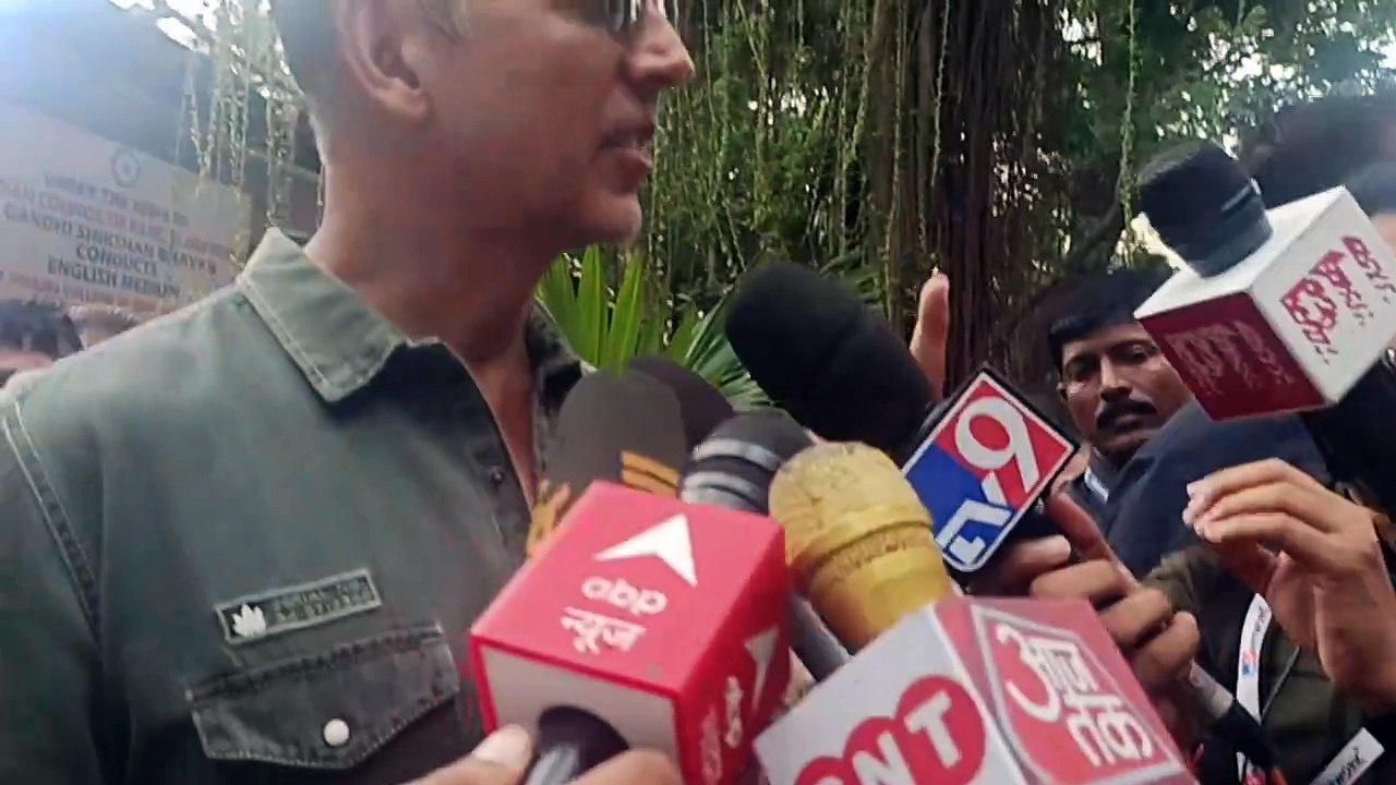 Akshay Kumar Cast His Vote