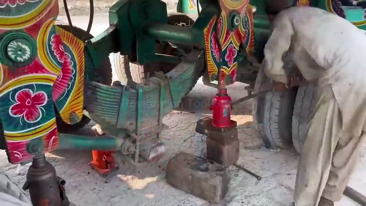 How to Repair a Broken Heavy Vehicle Trailer Axle __ Trailer Solution Broken solid rear axle