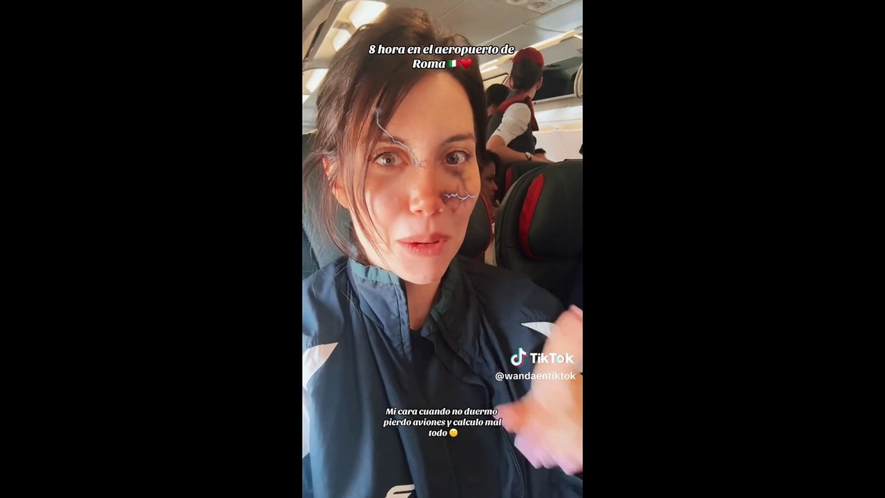 "El peor vuelo de mi vida": Wanda viajó en turista, se puso a los gritos en el avión y ostentó sus joyas
