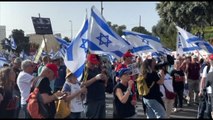 Manifestanti israeliani davanti alla Knesset a Gerusalemme