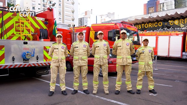 Buscas complexas e casos marcantes: bombeiros do Paraná relatam atuação no RS Equipes com cães treinados continuam realizando buscas em área de deslizamentos