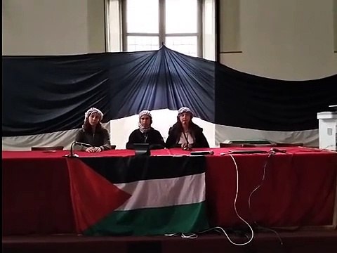 Torino, le tre studentesse con la kefiah e la scenografia da video islamico nel Rettorato occupato
