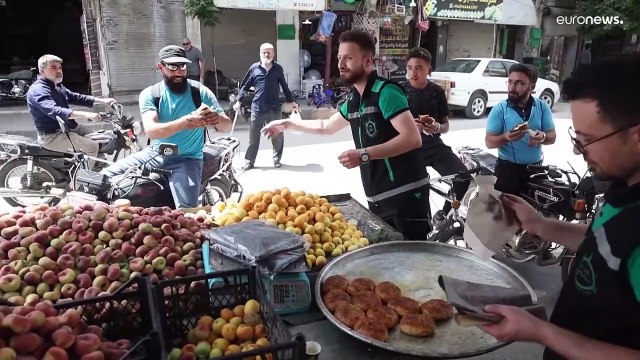 شاهد: تحلاية فرحاً بمقتل طاغية إيران .. أهالي إدلب يوزعون الحلوى في الشوارع ابتهاجاً لمقتل رئيسي