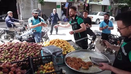 شاهد: "تحلاية فرحاً بمقتل طاغية إيران".. أهالي إدلب يوزعون الحلوى في الشوارع ابتهاجاً لمقتل رئيسي