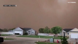 شاهد: عاصفة رملية مُرعبة تجتاح سماء ولاية كنساس الأمريكية