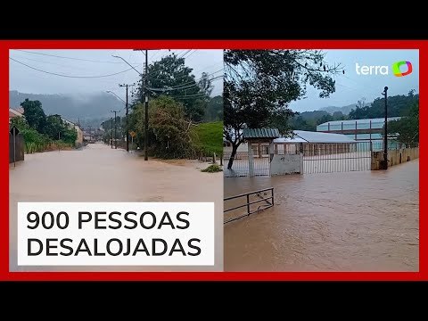 Água invade escola após fortes chuvas em Santa Catarina