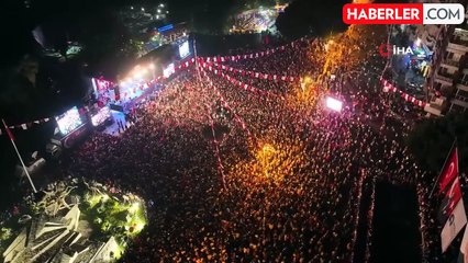 Binlerce kişi 400 metrelik Türk bayrağı eşliğinde yürüdü