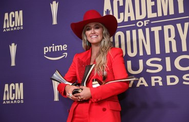 レイニー・ウィルソン、ACMアワードでエンターテイナー・オブ・ザ・イヤーを受賞