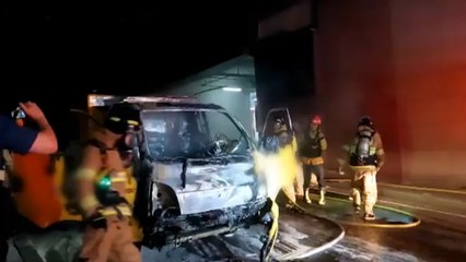 정차 중이던 택배차에서 불..."엔진룸에서 발화" / YTN