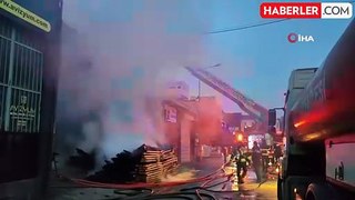 Bursa'da 2 katlı mobilya imalathanesinde yangın çıktı