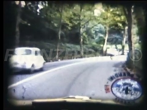 Rarissime immagini a colori del traffico a Firenze sul Viale dei Colli. 1966.