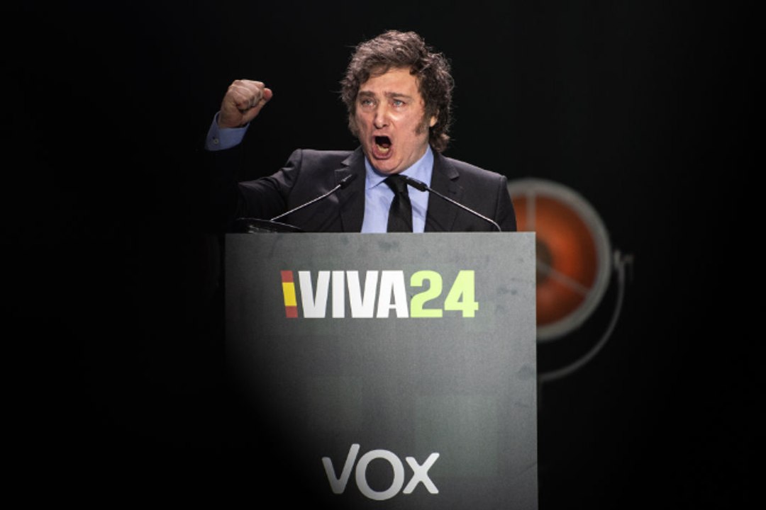Javier Milei llama cobarde a Sánchez y niega la crisis diplomática con España