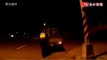 台中小貨車「刁車」肌肉猛警神救援 民送西瓜道感謝 (警方提供、翻攝畫面)