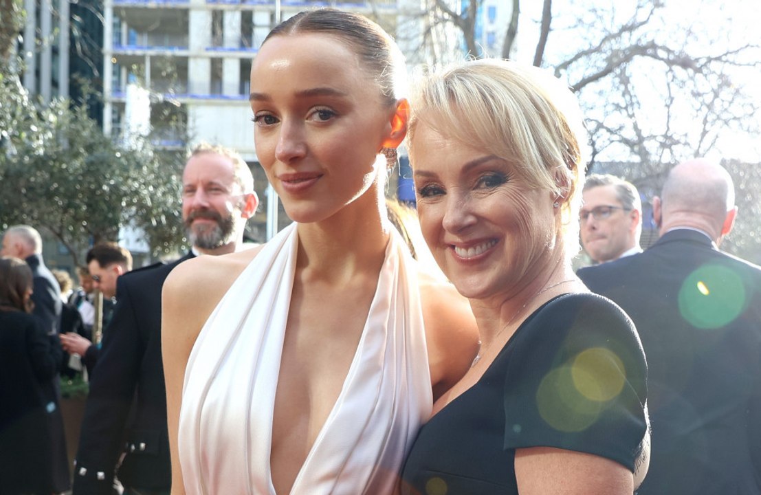 Phoebe Dynevors Mutter Sally Dynevor schwärmt von ihrem Verlobten