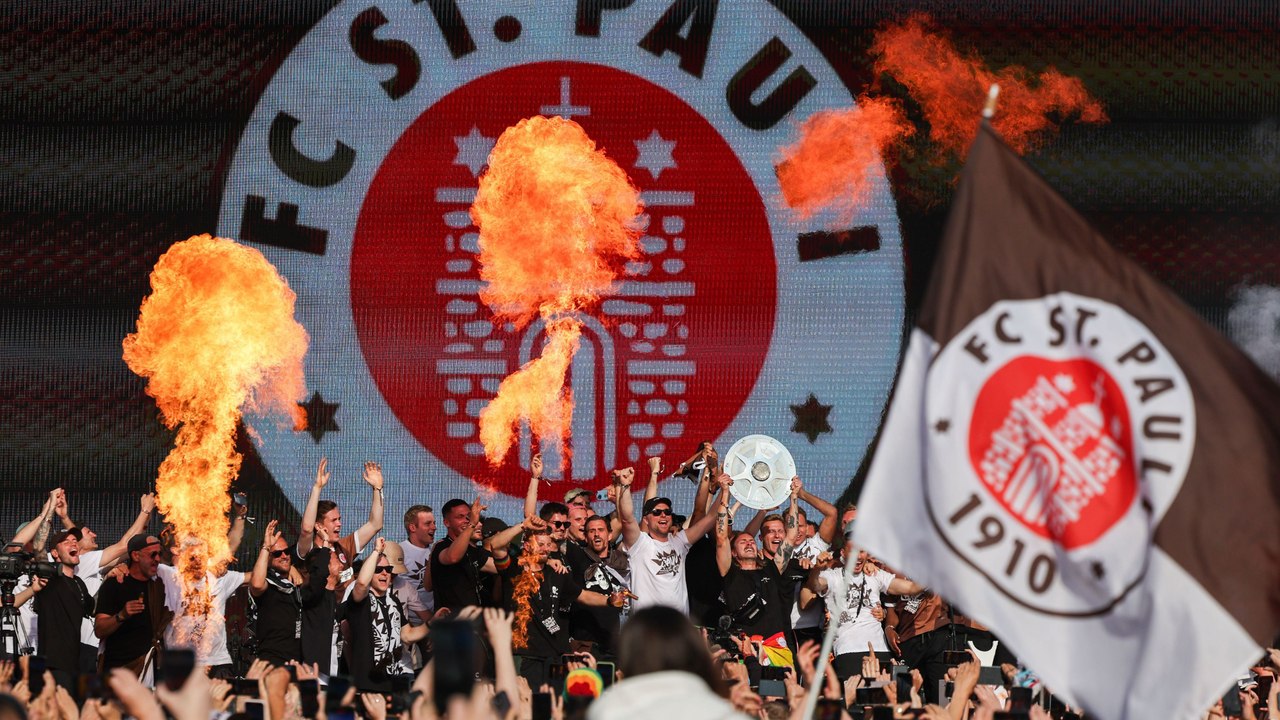Irvine stemmt die "Felge" nach oben: St. Pauli feiert rauschende Meisterparty