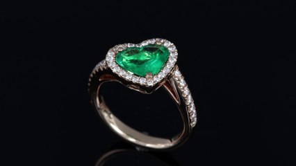 Anello in oro rosa con smeraldo colombiano taglio "cuore" della collezione Prestige realizzato dalla Gioielleria Casavola di Noci