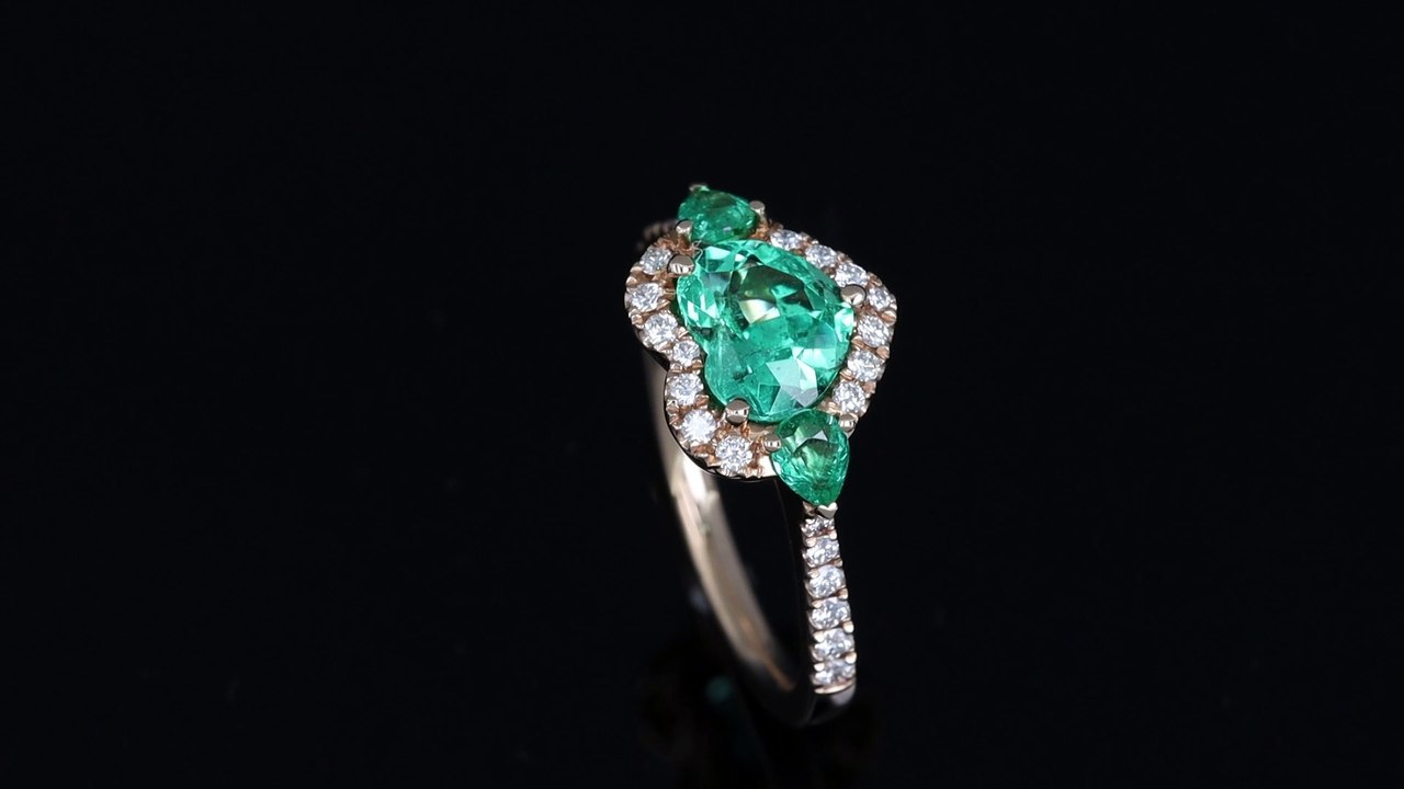 Anello in oro rosa con smeraldo taglio cuore e diamanti della collezione Prestige realizzato dalla Gioielleria Casavola di Noci