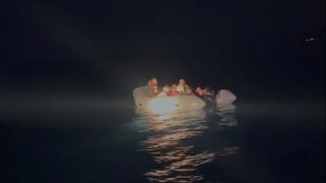 Yunanistan'ın ölüme ittiği 14 kaçak göçmen kurtarıldı