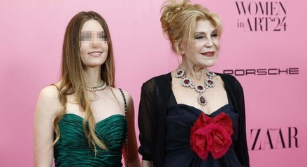 Tita Cervera recibe el premio 'Women in art' arropada por su hija Carmen