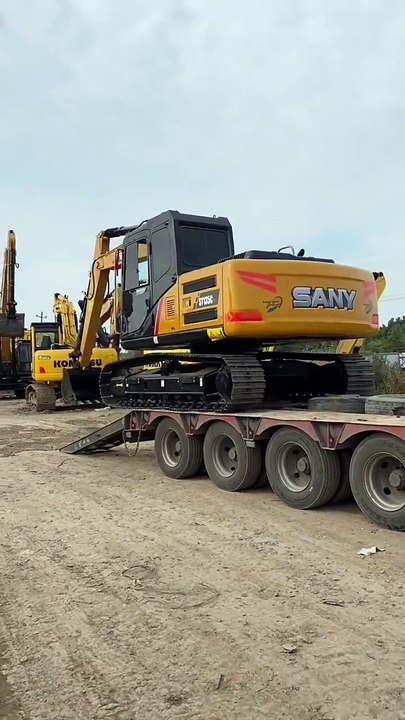 The world's largest excavator turns out to be so big! #excavator #the world's largest excavator #construction machinery #live shot #dig dig dig dig