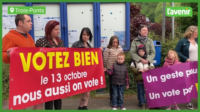 Manifestation des parents devant l’administration communale de Trois-Ponts contre le retour annoncé de la directrice des écoles communalesManifestation des parents devant l’administration communale de Trois-Ponts contre le retour annoncé de la directrice