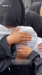 الحضن الأخير بين أم فلسطينية وابنتها الشهيدة في #غزة