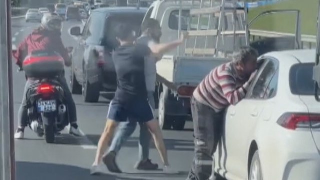 Küçükçekmece'de trafik magandaları sürücüye saldırdı