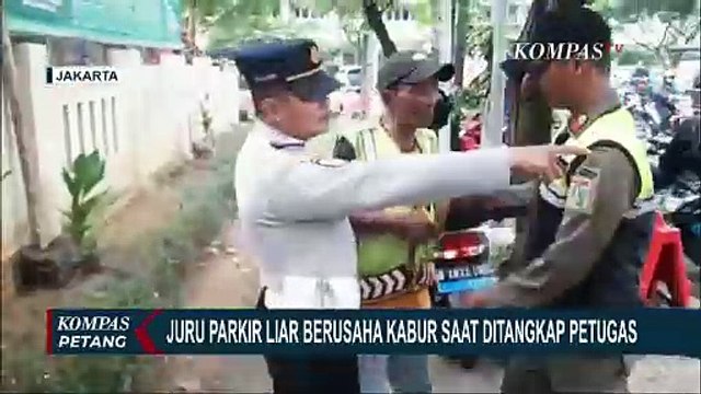 Juru Parkir Liar Berusaha Kabur saat Ditangkap Petugas di Jakarta Pusat