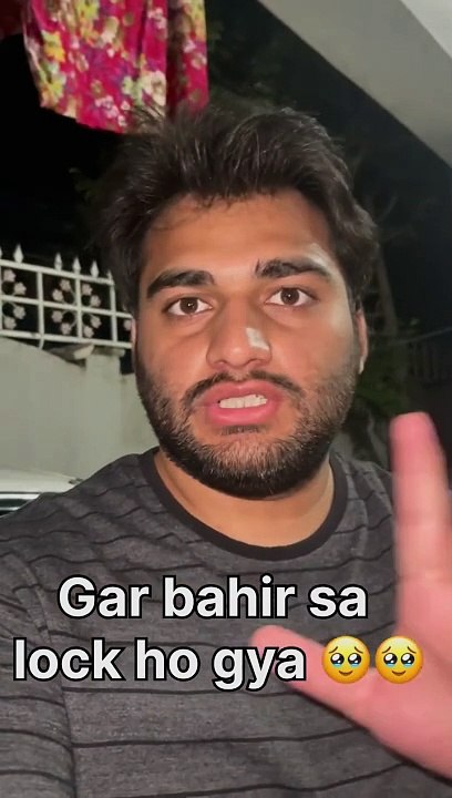 Hum bahir khary ha Gar Lock ho gya  