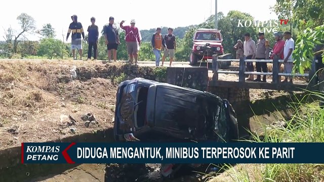 Diduga Sopir Mengantuk, Minibus Terperosok ke Parit di Maros
