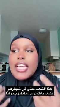 فتاة توقف سيارتها بسرعة في وسط الخط السريع لتتطمن على شاب تعرض لحادث خلفها