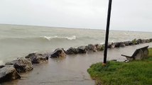 Il lago di Garda supera gli argini a Sirmione