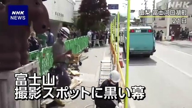 Violano le regole del traffico per scattare foto al monte Fuji: in una città del Giappone arriva la barriera anti-turisti