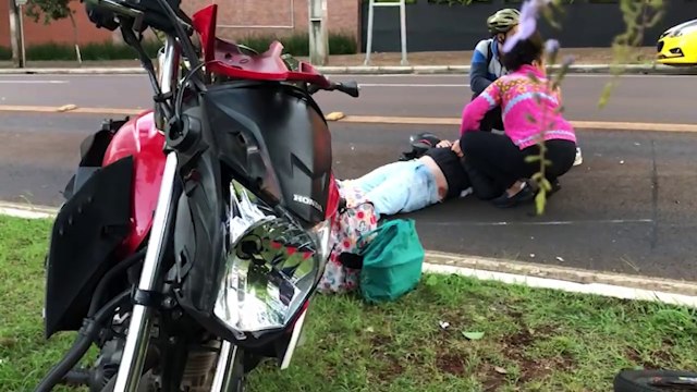 Atropelamento por moto deixa duas pessoas feridas na Avenida Brasil