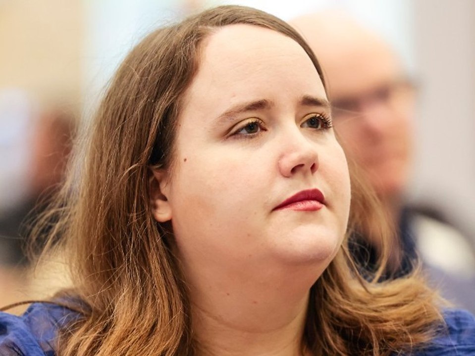 Ricarda lang teilt pärchenfoto - und eckt mit kaffeebecher an