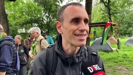 Télécharger la video: Zerocalcare al parco Don Bosco a Bologna firma la petizione contro il progetto delle scuole Besta: «La società che vorrei»