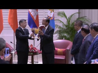 សម្តេចពិជ័យសេនា ទៀ បាញ់ ជួបសាវនាការជាមួយឯកឧត្តម លី ស៊ូឡី នៅសណ្ឋាគារសូហ្វីតែល អង្គរ ភូគីត្រា