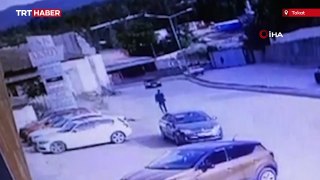 Tokat'ta virajı alamayan otomobil karşı şeritten gelen otomobille çarpıştı