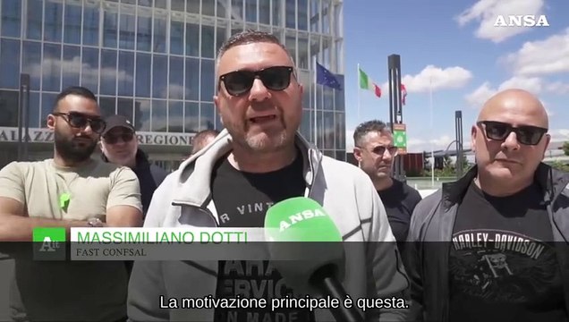 Sciopero dei taxi a Torino, in centinaia sotto il Grattacielo Piemonte