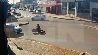 Câmera flagra motociclista sendo atingida na traseira por automóvel