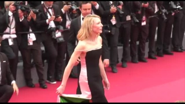 Cannes, Cate Blanchett sfoggia abito con colori bandiera palestinese