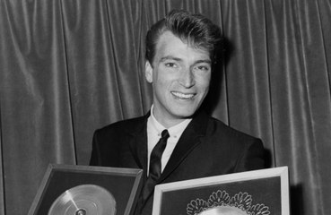 歌手フランク・アイフィールド、86歳で死去🎶