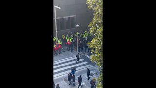 Un comisario de la Policía Foral empuja a un agricultor durante las protestas en Pamplona