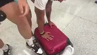 Homem parte rodas de mala para não ter de pagar taxa na Ryanair