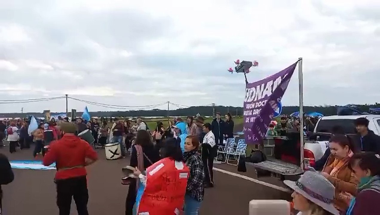 Docentes cortando el puente de Garupá