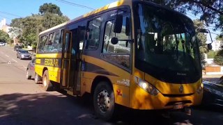 Fiat Strada, Renault Clio, ônibus escolar e Jeep Compass se envolvem em colisão no Bairro Country