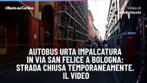 Autobus urta impalcatura in via San Felice a Bologna: strada chiusa temporaneamente. Il video