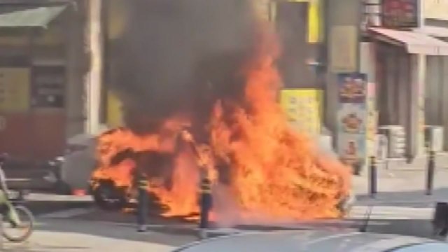 달리던 승용차에 화재 전소...다친 사람 없어 / YTN